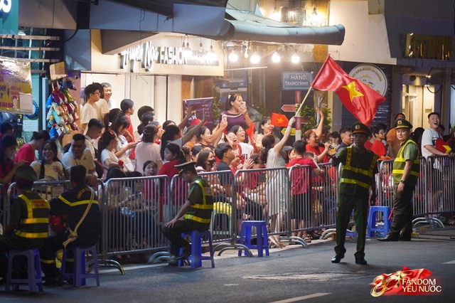 To&agrave;n cảnh H&agrave; Nội một ng&agrave;y trước tổng duyệt A80: "Khối y&ecirc;u nước" kh&ocirc;ng rời vị tr&iacute; d&ugrave; mưa gi&oacute;, kh&ocirc;ng kh&iacute; đầy tự h&agrave;o khắp phố phường- Ảnh 42.