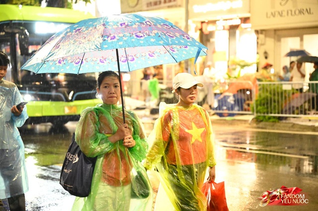 To&agrave;n cảnh H&agrave; Nội một ng&agrave;y trước tổng duyệt A80: "Khối y&ecirc;u nước" kh&ocirc;ng rời vị tr&iacute; d&ugrave; mưa gi&oacute;, kh&ocirc;ng kh&iacute; đầy tự h&agrave;o khắp phố phường- Ảnh 60.