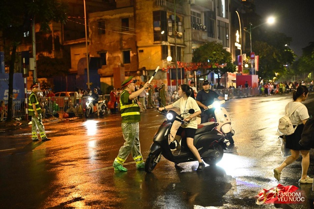 To&agrave;n cảnh H&agrave; Nội một ng&agrave;y trước tổng duyệt A80: "Khối y&ecirc;u nước" kh&ocirc;ng rời vị tr&iacute; d&ugrave; mưa gi&oacute;, kh&ocirc;ng kh&iacute; đầy tự h&agrave;o khắp phố phường- Ảnh 54.