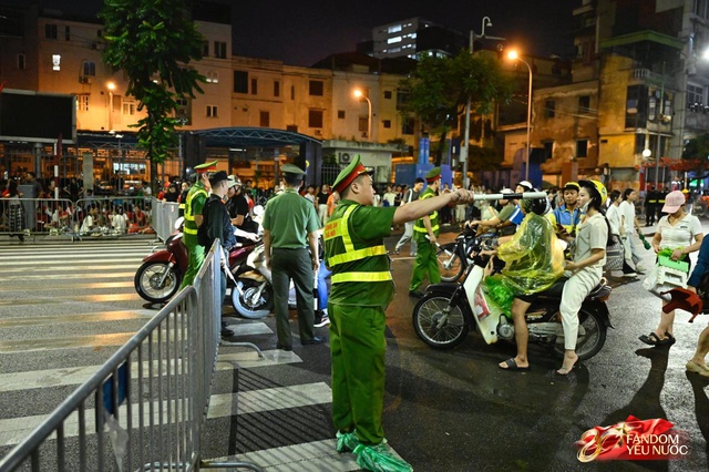 To&agrave;n cảnh H&agrave; Nội một ng&agrave;y trước tổng duyệt A80: "Khối y&ecirc;u nước" kh&ocirc;ng rời vị tr&iacute; d&ugrave; mưa gi&oacute;, kh&ocirc;ng kh&iacute; đầy tự h&agrave;o khắp phố phường- Ảnh 44.