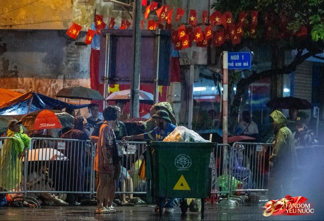 To&agrave;n cảnh H&agrave; Nội một ng&agrave;y trước tổng duyệt A80: "Khối y&ecirc;u nước" kh&ocirc;ng rời vị tr&iacute; d&ugrave; mưa gi&oacute;, kh&ocirc;ng kh&iacute; đầy tự h&agrave;o khắp phố phường- Ảnh 19.
