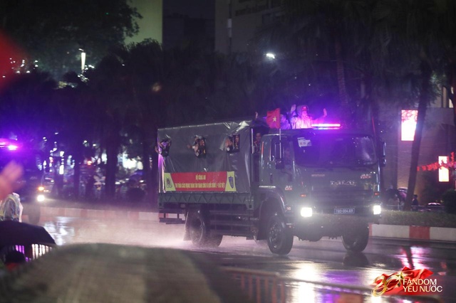 To&agrave;n cảnh H&agrave; Nội một ng&agrave;y trước tổng duyệt A80: "Khối y&ecirc;u nước" kh&ocirc;ng rời vị tr&iacute; d&ugrave; mưa gi&oacute;, kh&ocirc;ng kh&iacute; đầy tự h&agrave;o khắp phố phường- Ảnh 6.