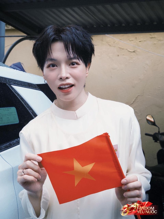 Dàn nghệ sĩ tươi rói tại Tổng duyệt diễu hành 2/9: MONO và Hoà Minzy được người dân vây kín, nữ diễn viên là Thượng uý công an gây sốt!- Ảnh 6.