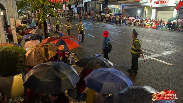 To&agrave;n cảnh H&agrave; Nội một ng&agrave;y trước tổng duyệt A80: "Khối y&ecirc;u nước" kh&ocirc;ng rời vị tr&iacute; d&ugrave; mưa gi&oacute;, kh&ocirc;ng kh&iacute; đầy tự h&agrave;o khắp phố phường- Ảnh 22.