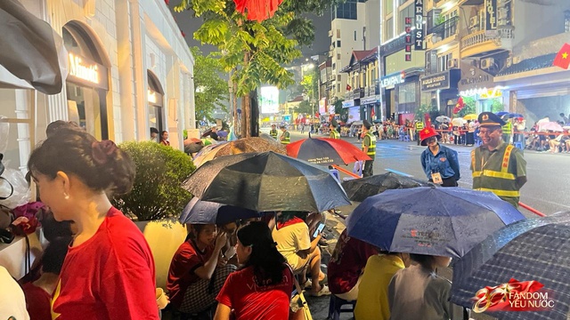 To&agrave;n cảnh H&agrave; Nội một ng&agrave;y trước tổng duyệt A80: "Khối y&ecirc;u nước" kh&ocirc;ng rời vị tr&iacute; d&ugrave; mưa gi&oacute;, kh&ocirc;ng kh&iacute; đầy tự h&agrave;o khắp phố phường- Ảnh 21.