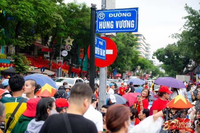 To&agrave;n cảnh H&agrave; Nội một ng&agrave;y trước tổng duyệt A80: "Khối y&ecirc;u nước" kh&ocirc;ng rời vị tr&iacute; d&ugrave; mưa gi&oacute;, kh&ocirc;ng kh&iacute; đầy tự h&agrave;o khắp phố phường- Ảnh 89.