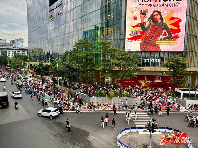 To&agrave;n cảnh H&agrave; Nội một ng&agrave;y trước tổng duyệt A80: "Khối y&ecirc;u nước" kh&ocirc;ng rời vị tr&iacute; d&ugrave; mưa gi&oacute;, kh&ocirc;ng kh&iacute; đầy tự h&agrave;o khắp phố phường- Ảnh 83.