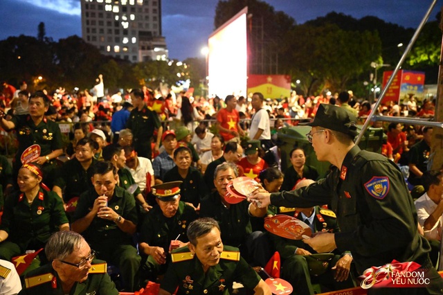 To&agrave;n cảnh H&agrave; Nội một ng&agrave;y trước tổng duyệt A80: "Khối y&ecirc;u nước" kh&ocirc;ng rời vị tr&iacute; d&ugrave; mưa gi&oacute;, kh&ocirc;ng kh&iacute; đầy tự h&agrave;o khắp phố phường- Ảnh 76.