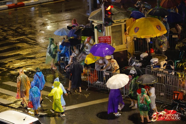 To&agrave;n cảnh H&agrave; Nội một ng&agrave;y trước tổng duyệt A80: "Khối y&ecirc;u nước" kh&ocirc;ng rời vị tr&iacute; d&ugrave; mưa gi&oacute;, kh&ocirc;ng kh&iacute; đầy tự h&agrave;o khắp phố phường- Ảnh 58.