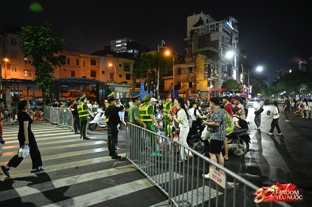 To&agrave;n cảnh H&agrave; Nội một ng&agrave;y trước tổng duyệt A80: "Khối y&ecirc;u nước" kh&ocirc;ng rời vị tr&iacute; d&ugrave; mưa gi&oacute;, kh&ocirc;ng kh&iacute; đầy tự h&agrave;o khắp phố phường- Ảnh 46.