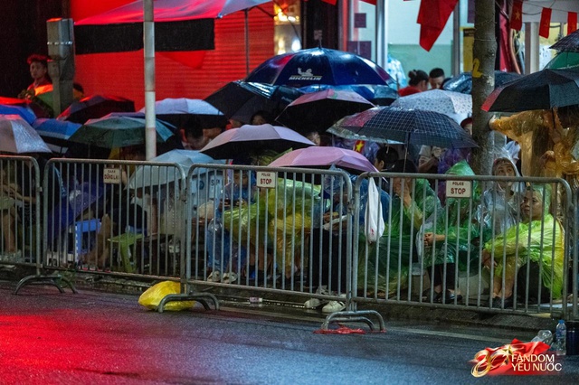 To&agrave;n cảnh H&agrave; Nội một ng&agrave;y trước tổng duyệt A80: "Khối y&ecirc;u nước" kh&ocirc;ng rời vị tr&iacute; d&ugrave; mưa gi&oacute;, kh&ocirc;ng kh&iacute; đầy tự h&agrave;o khắp phố phường- Ảnh 17.