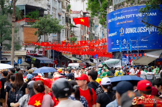 To&agrave;n cảnh H&agrave; Nội một ng&agrave;y trước tổng duyệt A80: "Khối y&ecirc;u nước" kh&ocirc;ng rời vị tr&iacute; d&ugrave; mưa gi&oacute;, kh&ocirc;ng kh&iacute; đầy tự h&agrave;o khắp phố phường- Ảnh 90.