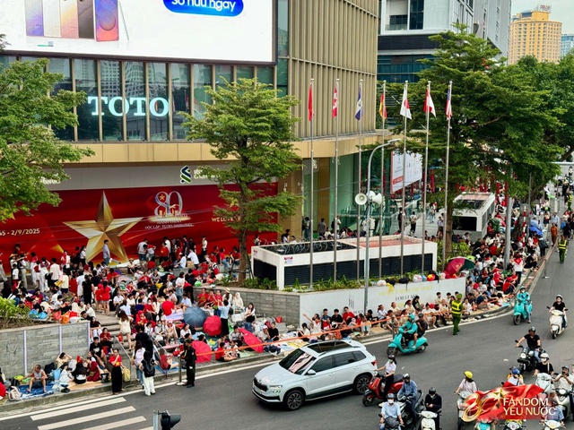 To&agrave;n cảnh H&agrave; Nội một ng&agrave;y trước tổng duyệt A80: "Khối y&ecirc;u nước" kh&ocirc;ng rời vị tr&iacute; d&ugrave; mưa gi&oacute;, kh&ocirc;ng kh&iacute; đầy tự h&agrave;o khắp phố phường- Ảnh 84.