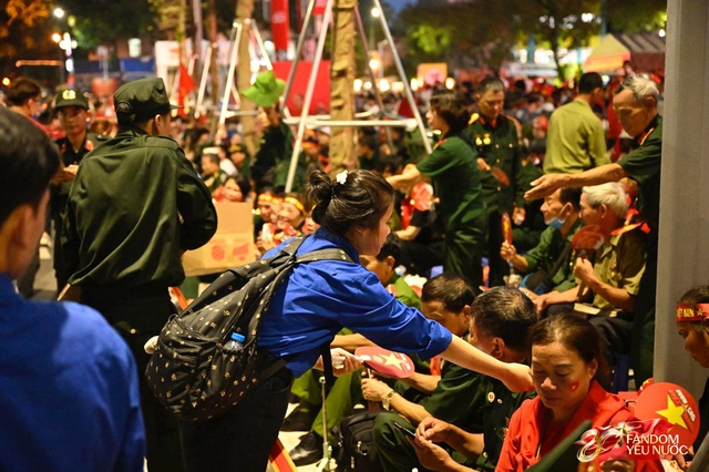 To&agrave;n cảnh H&agrave; Nội một ng&agrave;y trước tổng duyệt A80: "Khối y&ecirc;u nước" kh&ocirc;ng rời vị tr&iacute; d&ugrave; mưa gi&oacute;, kh&ocirc;ng kh&iacute; đầy tự h&agrave;o khắp phố phường- Ảnh 81.