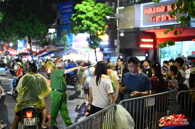 To&agrave;n cảnh H&agrave; Nội một ng&agrave;y trước tổng duyệt A80: "Khối y&ecirc;u nước" kh&ocirc;ng rời vị tr&iacute; d&ugrave; mưa gi&oacute;, kh&ocirc;ng kh&iacute; đầy tự h&agrave;o khắp phố phường- Ảnh 45.