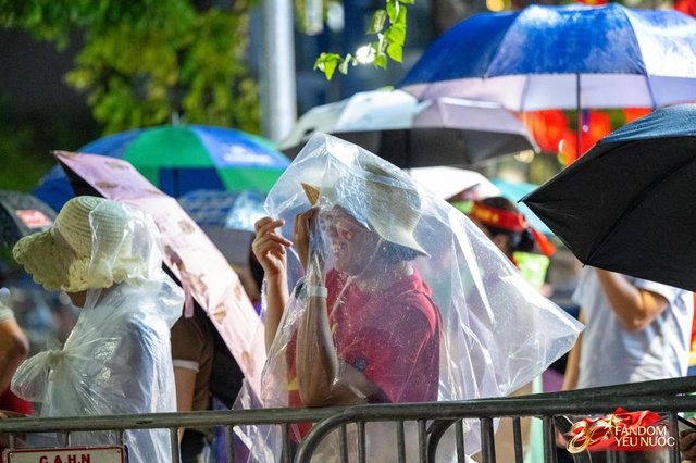 To&agrave;n cảnh H&agrave; Nội một ng&agrave;y trước tổng duyệt A80: "Khối y&ecirc;u nước" kh&ocirc;ng rời vị tr&iacute; d&ugrave; mưa gi&oacute;, kh&ocirc;ng kh&iacute; đầy tự h&agrave;o khắp phố phường- Ảnh 18.