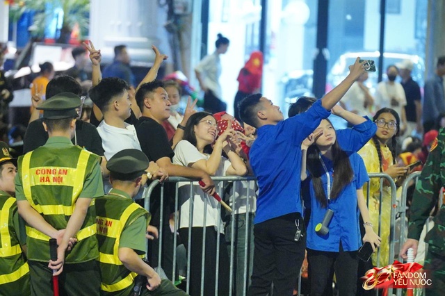 To&agrave;n cảnh H&agrave; Nội một ng&agrave;y trước tổng duyệt A80: "Khối y&ecirc;u nước" kh&ocirc;ng rời vị tr&iacute; d&ugrave; mưa gi&oacute;, kh&ocirc;ng kh&iacute; đầy tự h&agrave;o khắp phố phường- Ảnh 10.