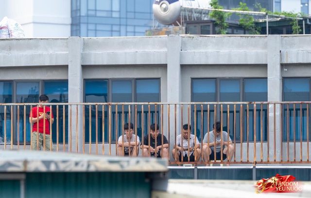 Sáng nay Hà Nội phủ kín sắc tự hào: Người dân hò reo theo từng pha thả bẫy nhiệt, nhào lộn cực đỉnh của phi đội tiêm kích- Ảnh 34. Sáng nay Hà Nội phủ kín sắc tự hào: Người dân hò reo theo từng pha thả bẫy nhiệt, nhào lộn cực đỉnh của phi đội tiêm kích- Ảnh 34.
