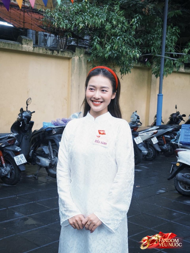 Dàn nghệ sĩ tươi rói tại Tổng duyệt diễu hành 2/9: MONO và Hoà Minzy được người dân vây kín, nữ diễn viên là Thượng uý công an gây sốt!- Ảnh 17.