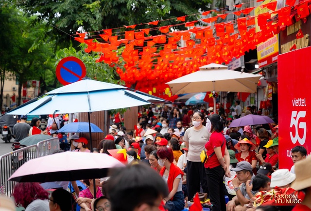 To&agrave;n cảnh H&agrave; Nội một ng&agrave;y trước tổng duyệt A80: "Khối y&ecirc;u nước" kh&ocirc;ng rời vị tr&iacute; d&ugrave; mưa gi&oacute;, kh&ocirc;ng kh&iacute; đầy tự h&agrave;o khắp phố phường- Ảnh 91.