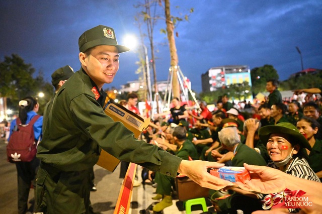 To&agrave;n cảnh H&agrave; Nội một ng&agrave;y trước tổng duyệt A80: "Khối y&ecirc;u nước" kh&ocirc;ng rời vị tr&iacute; d&ugrave; mưa gi&oacute;, kh&ocirc;ng kh&iacute; đầy tự h&agrave;o khắp phố phường- Ảnh 79.