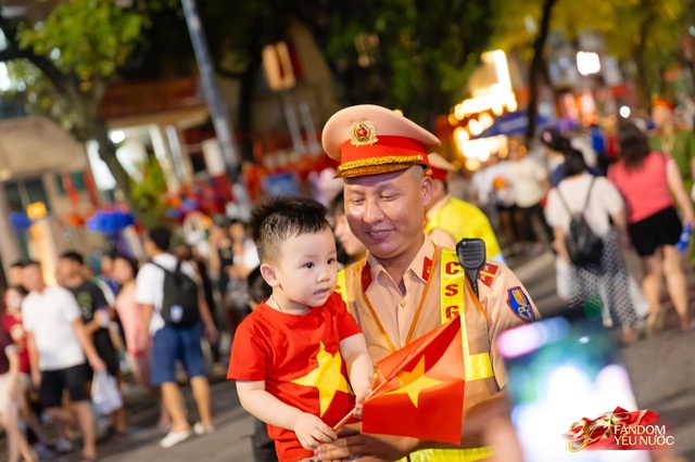 To&agrave;n cảnh H&agrave; Nội một ng&agrave;y trước tổng duyệt A80: "Khối y&ecirc;u nước" kh&ocirc;ng rời vị tr&iacute; d&ugrave; mưa gi&oacute;, kh&ocirc;ng kh&iacute; đầy tự h&agrave;o khắp phố phường- Ảnh 39.