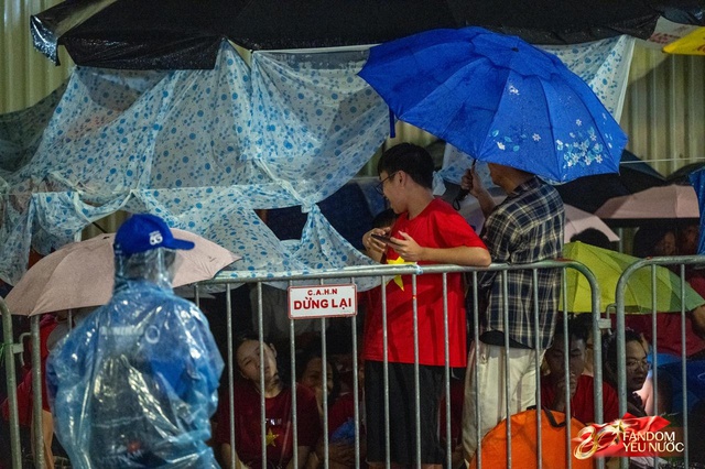 To&agrave;n cảnh H&agrave; Nội một ng&agrave;y trước tổng duyệt A80: "Khối y&ecirc;u nước" kh&ocirc;ng rời vị tr&iacute; d&ugrave; mưa gi&oacute;, kh&ocirc;ng kh&iacute; đầy tự h&agrave;o khắp phố phường- Ảnh 16.