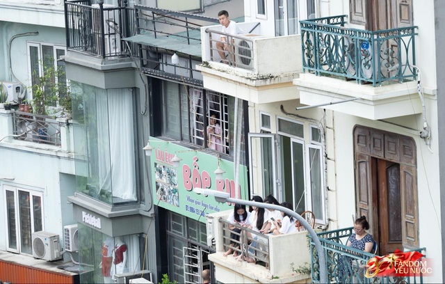 Sáng nay Hà Nội phủ kín sắc tự hào: Người dân hò reo theo từng pha thả bẫy nhiệt, nhào lộn cực đỉnh của phi đội tiêm kích- Ảnh 33. Sáng nay Hà Nội phủ kín sắc tự hào: Người dân hò reo theo từng pha thả bẫy nhiệt, nhào lộn cực đỉnh của phi đội tiêm kích- Ảnh 33.