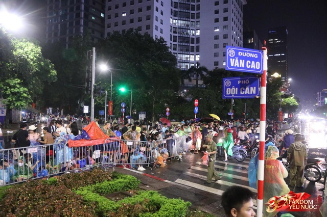 To&agrave;n cảnh H&agrave; Nội một ng&agrave;y trước tổng duyệt A80: "Khối y&ecirc;u nước" kh&ocirc;ng rời vị tr&iacute; d&ugrave; mưa gi&oacute;, kh&ocirc;ng kh&iacute; đầy tự h&agrave;o khắp phố phường- Ảnh 52.