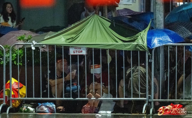 To&agrave;n cảnh H&agrave; Nội một ng&agrave;y trước tổng duyệt A80: "Khối y&ecirc;u nước" kh&ocirc;ng rời vị tr&iacute; d&ugrave; mưa gi&oacute;, kh&ocirc;ng kh&iacute; đầy tự h&agrave;o khắp phố phường- Ảnh 14.