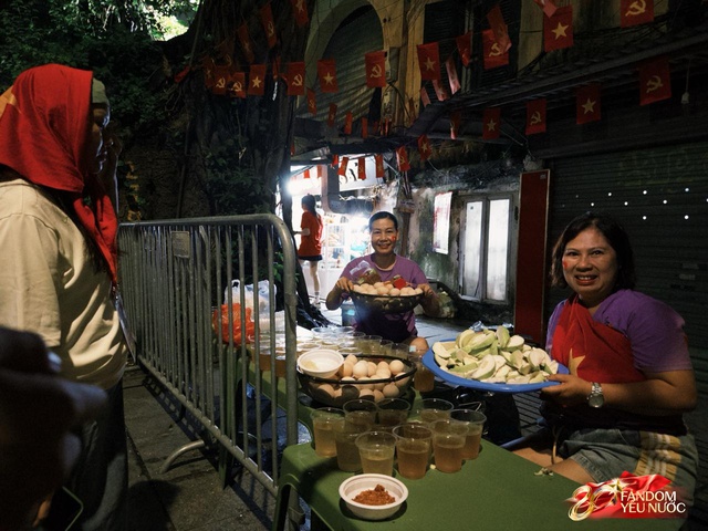 Sáng nay Hà Nội phủ kín sắc tự hào: Người dân hò reo theo từng pha thả bẫy nhiệt, nhào lộn cực đỉnh của phi đội tiêm kích- Ảnh 46. Sáng nay Hà Nội phủ kín sắc tự hào: Người dân hò reo theo từng pha thả bẫy nhiệt, nhào lộn cực đỉnh của phi đội tiêm kích- Ảnh 46.