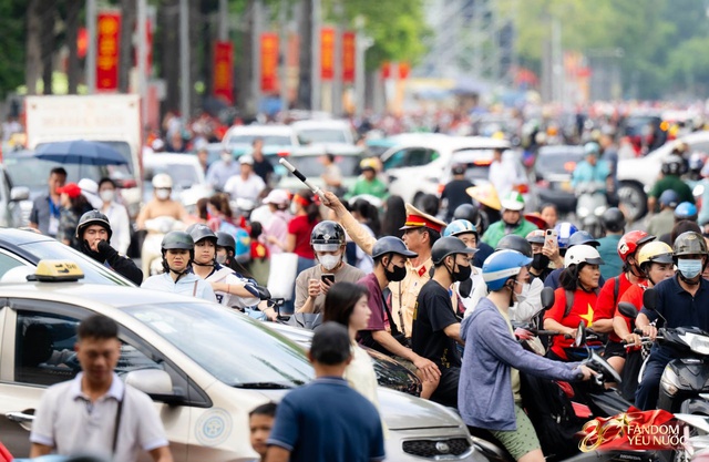 To&agrave;n cảnh H&agrave; Nội một ng&agrave;y trước tổng duyệt A80: "Khối y&ecirc;u nước" kh&ocirc;ng rời vị tr&iacute; d&ugrave; mưa gi&oacute;, kh&ocirc;ng kh&iacute; đầy tự h&agrave;o khắp phố phường- Ảnh 87.