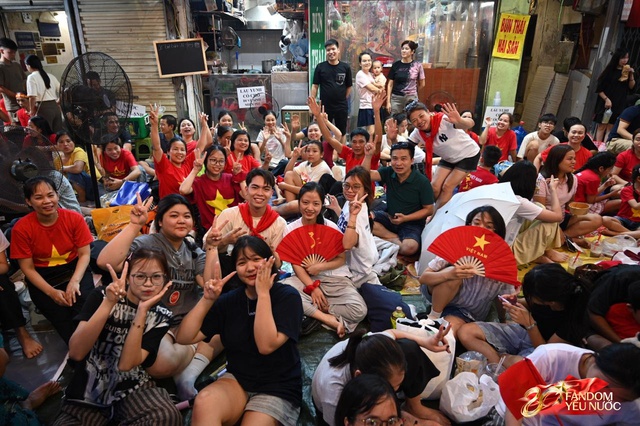 To&agrave;n cảnh H&agrave; Nội một ng&agrave;y trước tổng duyệt A80: "Khối y&ecirc;u nước" kh&ocirc;ng rời vị tr&iacute; d&ugrave; mưa gi&oacute;, kh&ocirc;ng kh&iacute; đầy tự h&agrave;o khắp phố phường- Ảnh 82.