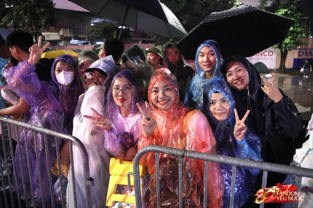 To&agrave;n cảnh H&agrave; Nội một ng&agrave;y trước tổng duyệt A80: "Khối y&ecirc;u nước" kh&ocirc;ng rời vị tr&iacute; d&ugrave; mưa gi&oacute;, kh&ocirc;ng kh&iacute; đầy tự h&agrave;o khắp phố phường- Ảnh 51.