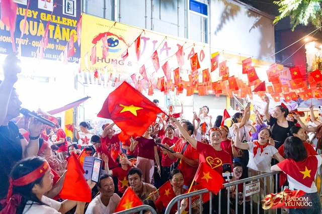 To&agrave;n cảnh H&agrave; Nội một ng&agrave;y trước tổng duyệt A80: "Khối y&ecirc;u nước" kh&ocirc;ng rời vị tr&iacute; d&ugrave; mưa gi&oacute;, kh&ocirc;ng kh&iacute; đầy tự h&agrave;o khắp phố phường- Ảnh 37.