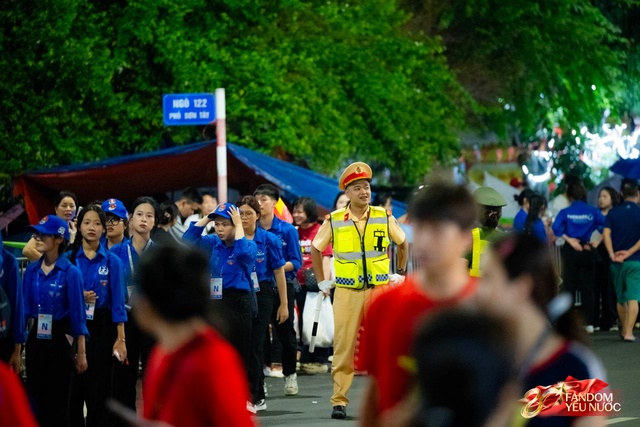 To&agrave;n cảnh H&agrave; Nội một ng&agrave;y trước tổng duyệt A80: "Khối y&ecirc;u nước" kh&ocirc;ng rời vị tr&iacute; d&ugrave; mưa gi&oacute;, kh&ocirc;ng kh&iacute; đầy tự h&agrave;o khắp phố phường- Ảnh 27.
