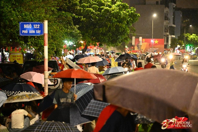 To&agrave;n cảnh H&agrave; Nội một ng&agrave;y trước tổng duyệt A80: "Khối y&ecirc;u nước" kh&ocirc;ng rời vị tr&iacute; d&ugrave; mưa gi&oacute;, kh&ocirc;ng kh&iacute; đầy tự h&agrave;o khắp phố phường- Ảnh 59.