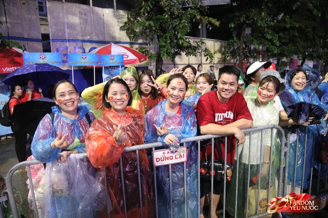 To&agrave;n cảnh H&agrave; Nội một ng&agrave;y trước tổng duyệt A80: "Khối y&ecirc;u nước" kh&ocirc;ng rời vị tr&iacute; d&ugrave; mưa gi&oacute;, kh&ocirc;ng kh&iacute; đầy tự h&agrave;o khắp phố phường- Ảnh 48.