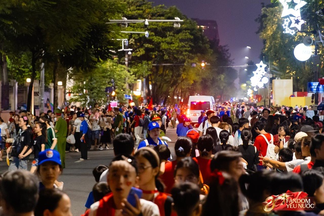 To&agrave;n cảnh H&agrave; Nội một ng&agrave;y trước tổng duyệt A80: "Khối y&ecirc;u nước" kh&ocirc;ng rời vị tr&iacute; d&ugrave; mưa gi&oacute;, kh&ocirc;ng kh&iacute; đầy tự h&agrave;o khắp phố phường- Ảnh 35.