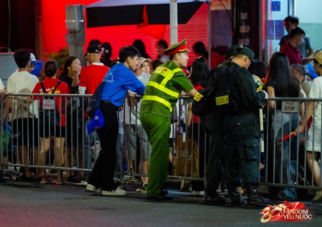 To&agrave;n cảnh H&agrave; Nội một ng&agrave;y trước tổng duyệt A80: "Khối y&ecirc;u nước" kh&ocirc;ng rời vị tr&iacute; d&ugrave; mưa gi&oacute;, kh&ocirc;ng kh&iacute; đầy tự h&agrave;o khắp phố phường- Ảnh 28.