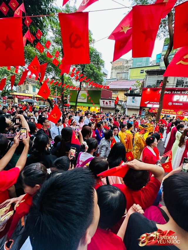 Sáng nay Hà Nội phủ kín sắc tự hào: Người dân hò reo theo từng pha thả bẫy nhiệt, nhào lộn cực đỉnh của phi đội tiêm kích- Ảnh 37. Sáng nay Hà Nội phủ kín sắc tự hào: Người dân hò reo theo từng pha thả bẫy nhiệt, nhào lộn cực đỉnh của phi đội tiêm kích- Ảnh 37.