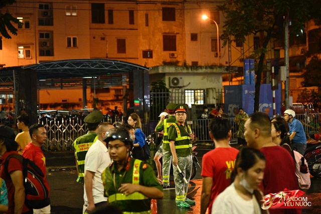 To&agrave;n cảnh H&agrave; Nội một ng&agrave;y trước tổng duyệt A80: "Khối y&ecirc;u nước" kh&ocirc;ng rời vị tr&iacute; d&ugrave; mưa gi&oacute;, kh&ocirc;ng kh&iacute; đầy tự h&agrave;o khắp phố phường- Ảnh 53.