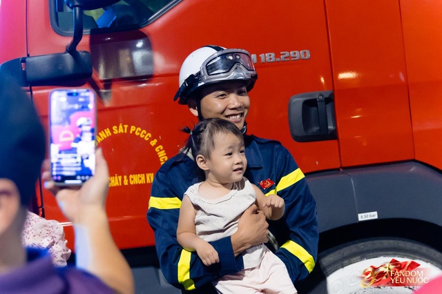 To&agrave;n cảnh H&agrave; Nội một ng&agrave;y trước tổng duyệt A80: "Khối y&ecirc;u nước" kh&ocirc;ng rời vị tr&iacute; d&ugrave; mưa gi&oacute;, kh&ocirc;ng kh&iacute; đầy tự h&agrave;o khắp phố phường- Ảnh 38.