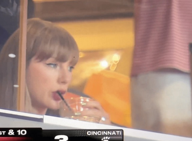 500.000 người choáng khi Taylor Swift khoe nhẫn đính hôn to "khủng bố", sáng như bóng đèn trong lần đầu lộ diện sau lễ đính hôn- Ảnh 6.
