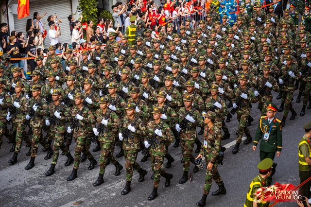 Khoảnh khắc tự hào: Đoàn diễu binh diễu hành A80 tiến bước theo từng tiếng hò reo của hàng vạn trái tim yêu nước- Ảnh 40.