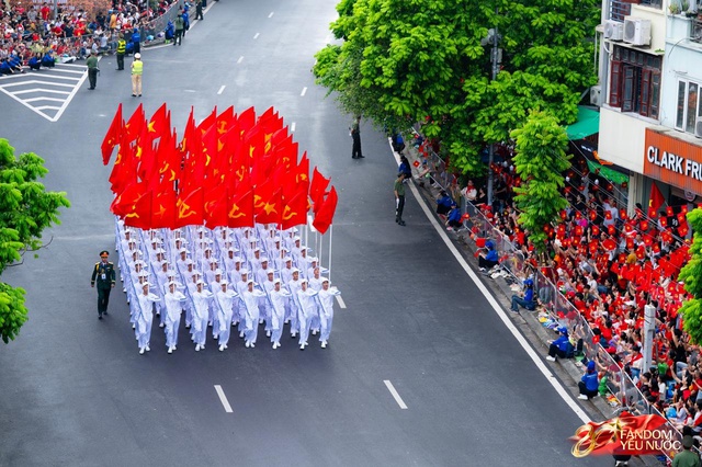 Khoảnh khắc tự hào: Đoàn diễu binh diễu hành A80 tiến bước theo từng tiếng hò reo của hàng vạn trái tim yêu nước- Ảnh 25.