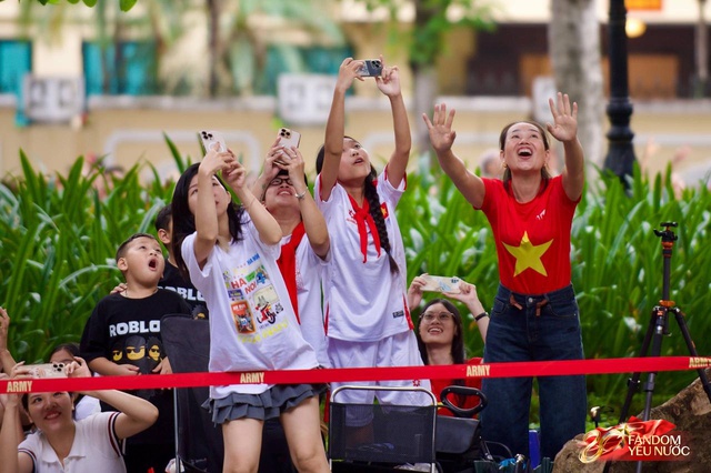 Sáng nay Hà Nội phủ kín sắc tự hào: Người dân hò reo theo từng pha thả bẫy nhiệt, nhào lộn cực đỉnh của phi đội tiêm kích- Ảnh 10. Sáng nay Hà Nội phủ kín sắc tự hào: Người dân hò reo theo từng pha thả bẫy nhiệt, nhào lộn cực đỉnh của phi đội tiêm kích- Ảnh 10.