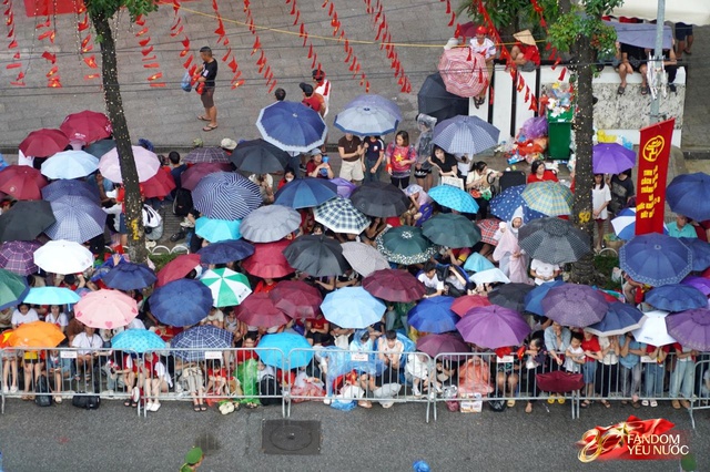 Sáng nay Hà Nội phủ kín sắc tự hào: Người dân hò reo theo từng pha thả bẫy nhiệt, nhào lộn cực đỉnh của phi đội tiêm kích- Ảnh 25. Sáng nay Hà Nội phủ kín sắc tự hào: Người dân hò reo theo từng pha thả bẫy nhiệt, nhào lộn cực đỉnh của phi đội tiêm kích- Ảnh 25.