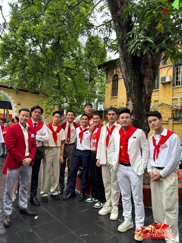 Sáng nay Hà Nội phủ kín sắc tự hào: Người dân hò reo theo từng pha thả bẫy nhiệt, nhào lộn cực đỉnh của phi đội tiêm kích- Ảnh 26. Sáng nay Hà Nội phủ kín sắc tự hào: Người dân hò reo theo từng pha thả bẫy nhiệt, nhào lộn cực đỉnh của phi đội tiêm kích- Ảnh 26.