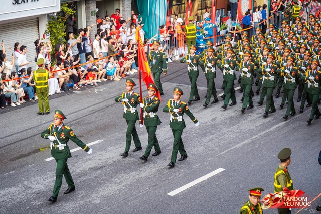Khoảnh khắc tự hào: Đoàn diễu binh diễu hành A80 tiến bước theo từng tiếng hò reo của hàng vạn trái tim yêu nước- Ảnh 33.